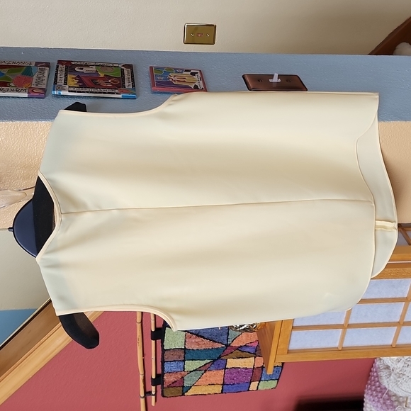 NWT Brooks Brothers Ruffled crepe blouse in buttercup yellow size 6 - Picture 6 of 17